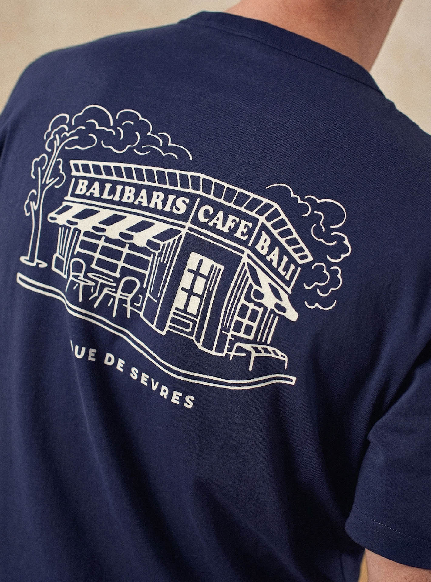 T-shirt Alfredo Navy –  T-shirt 100% coton bleu marine avec col rond  et coupe ample – gros plan