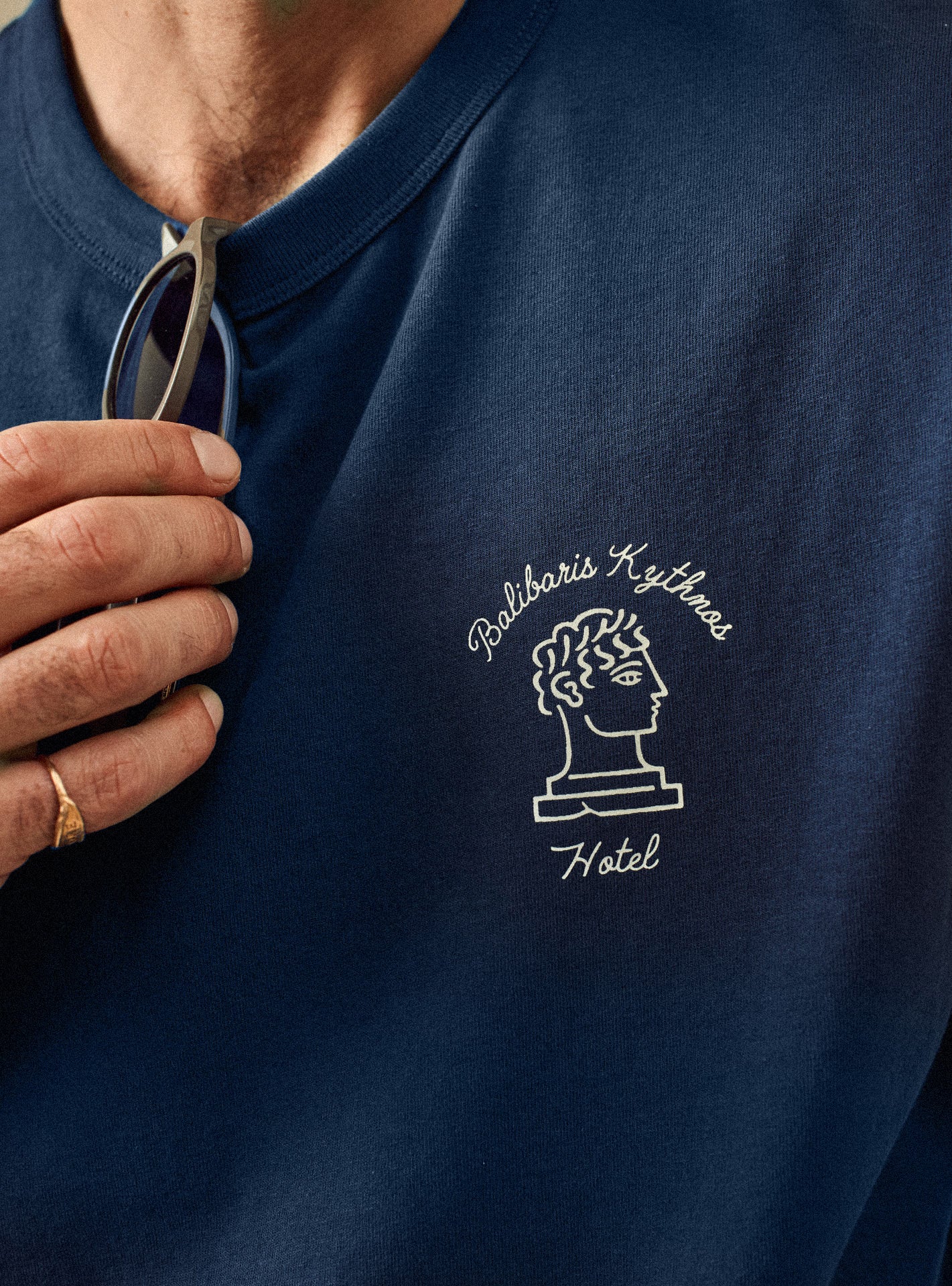 T-shirt Zeus Océan – T-shirt 100% coton bleu avec col rond et coupe ample – gros plan