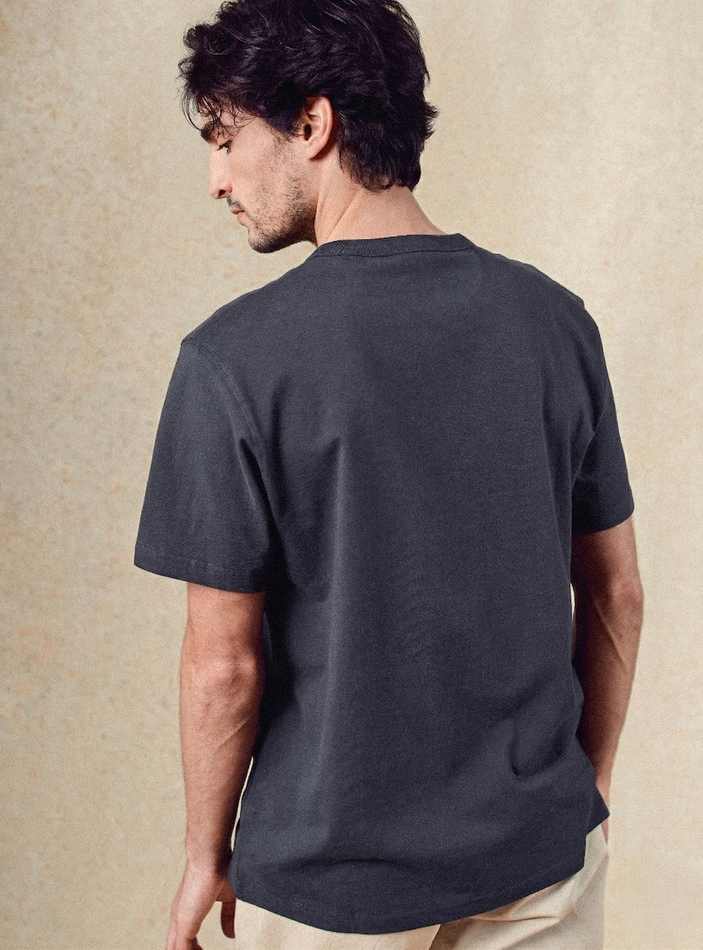 T-shirt Louis Navy –  T-shirt 100% coton bleu marine avec col en bords-côtes et coupe droite – plan taille