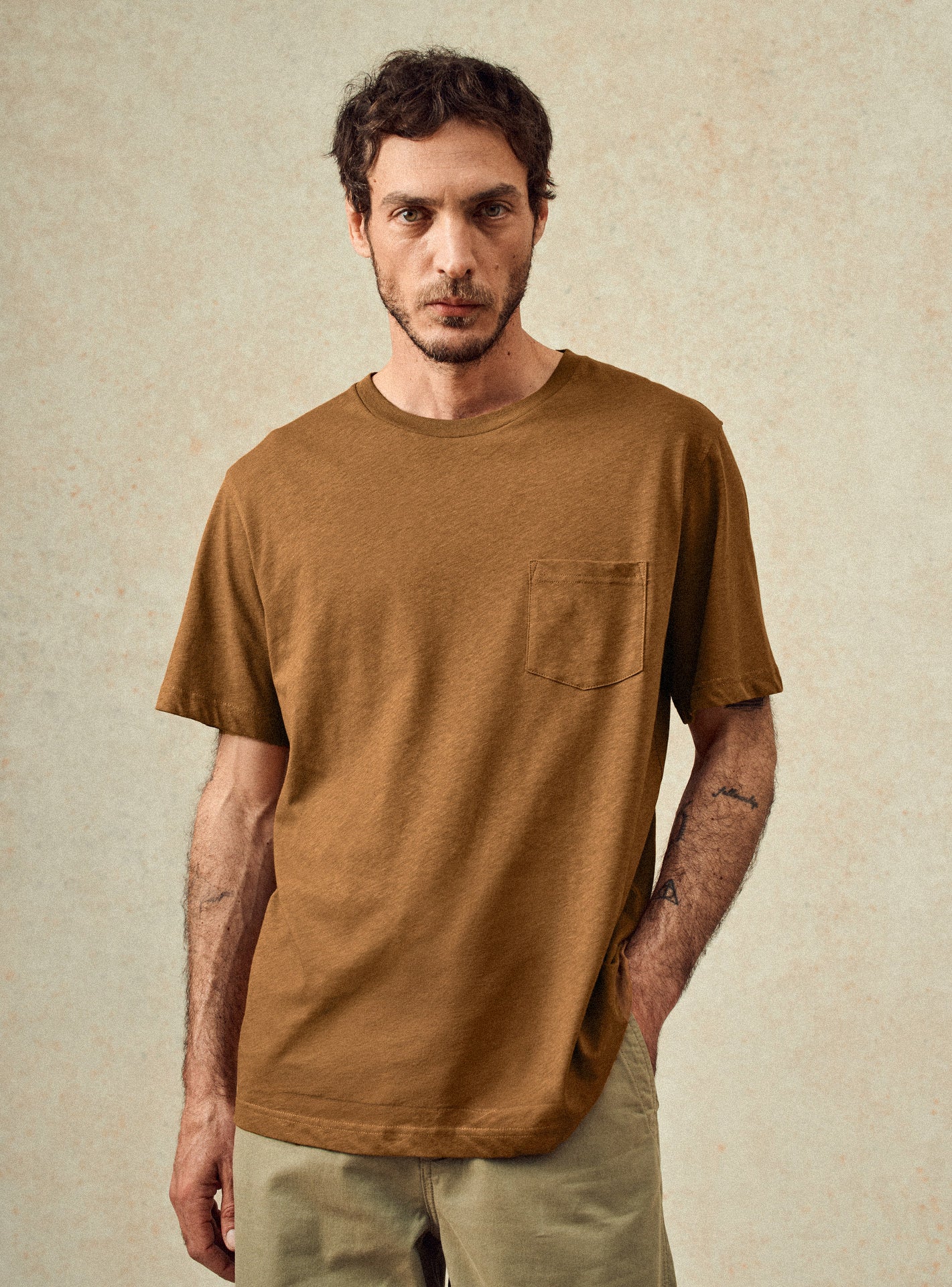 T-shirt Mitch Brun –  T-shirt 80% coton, 20% lin marron avec coupe droite et col rond – plan taille 