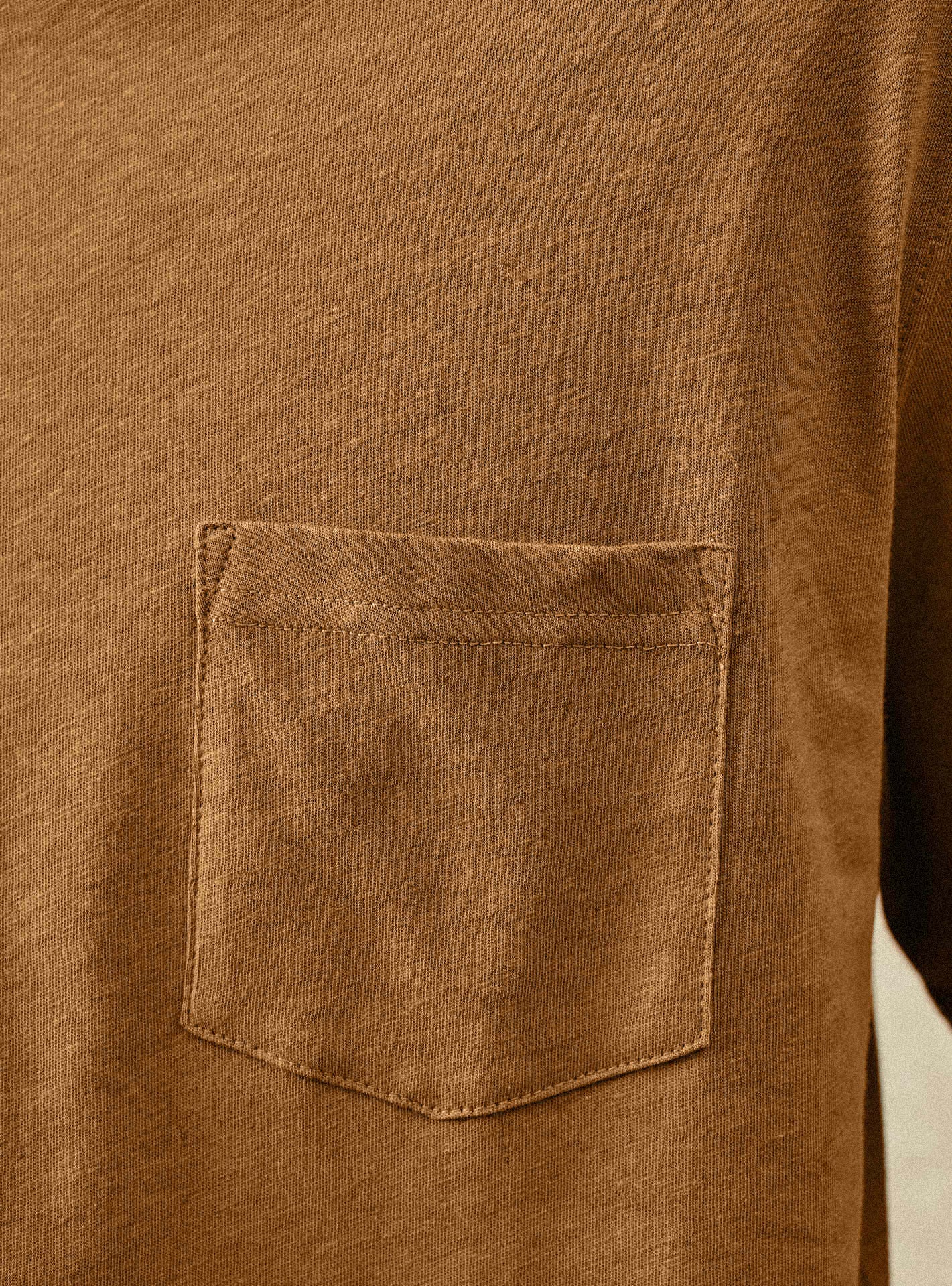 T-shirt Mitch Brun –  T-shirt 80% coton, 20% lin marron avec coupe droite et col rond – gros plan