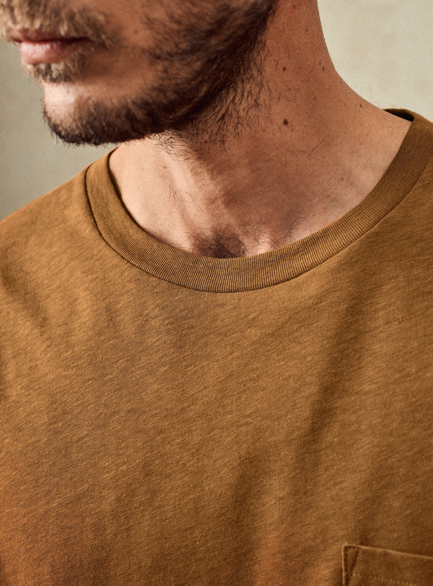 T-shirt Mitch Brun –  T-shirt 80% coton, 20% lin marron avec coupe droite et col rond – gros plan