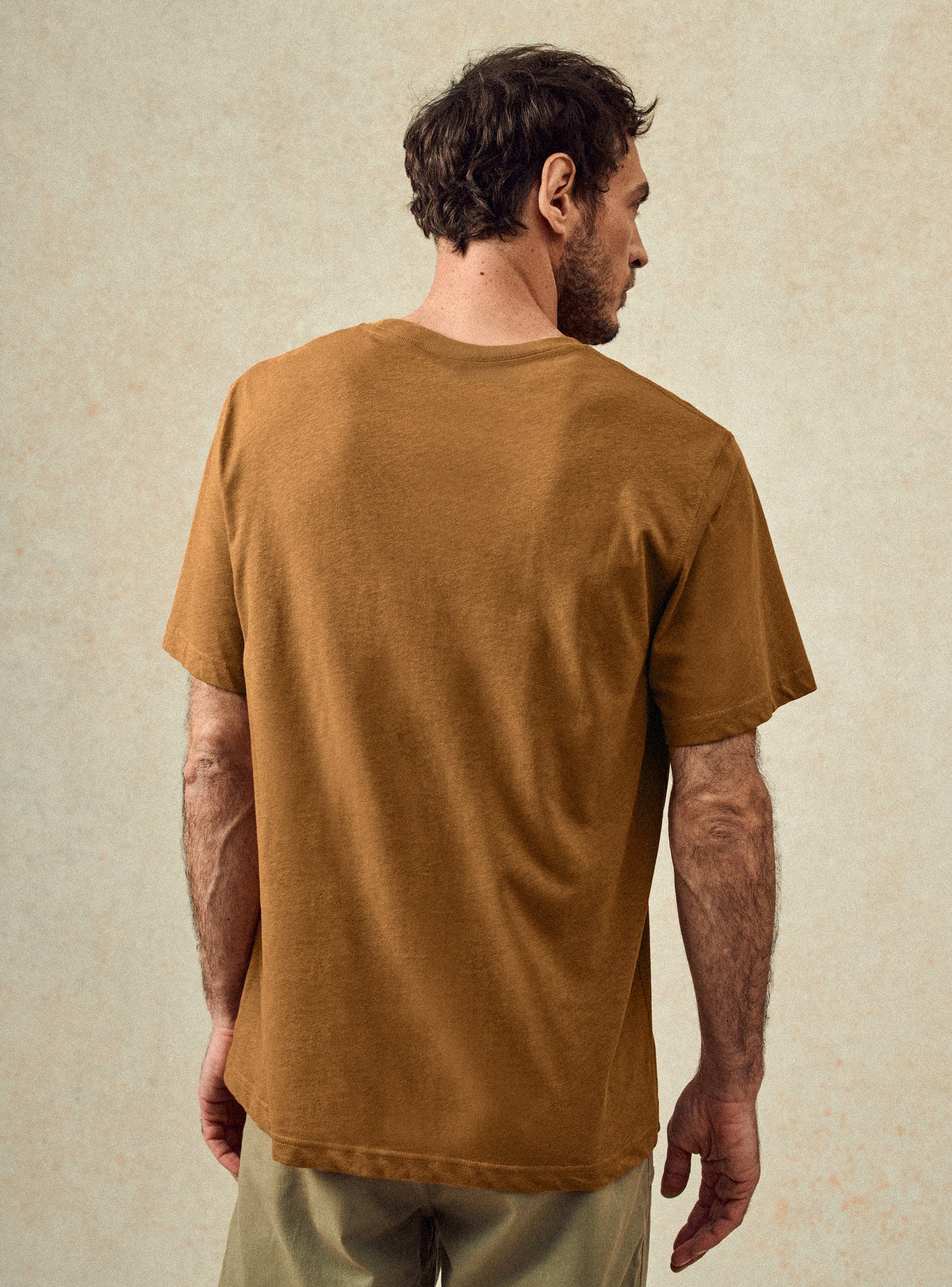 T-shirt Mitch Brun –  T-shirt 80% coton, 20% lin marron avec coupe droite et col rond – plan taille