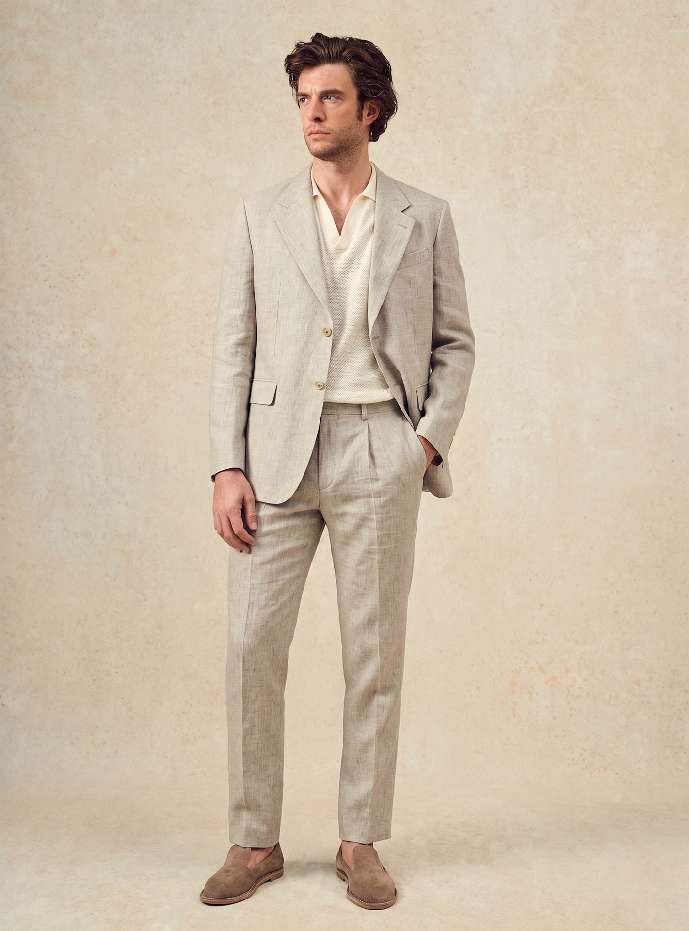 Pantalon de costume Laslo Ecru – Pantalon costume 100% lin écru avec coupe ajustée et pli plat – plan pied