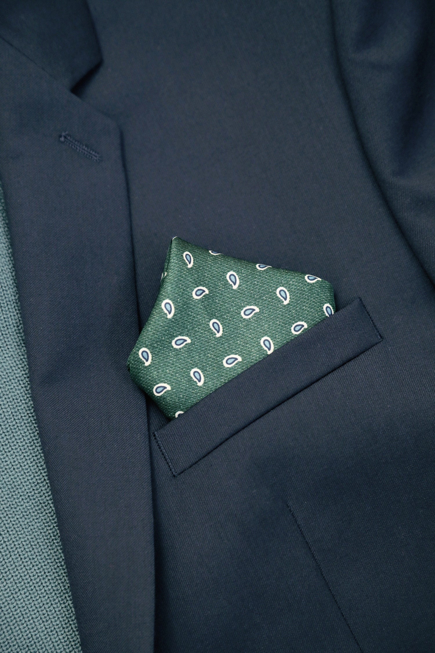 Pochette Marvin Vert –  Pochette pour costume 100% soie vert à motifs fleurs – gros plan