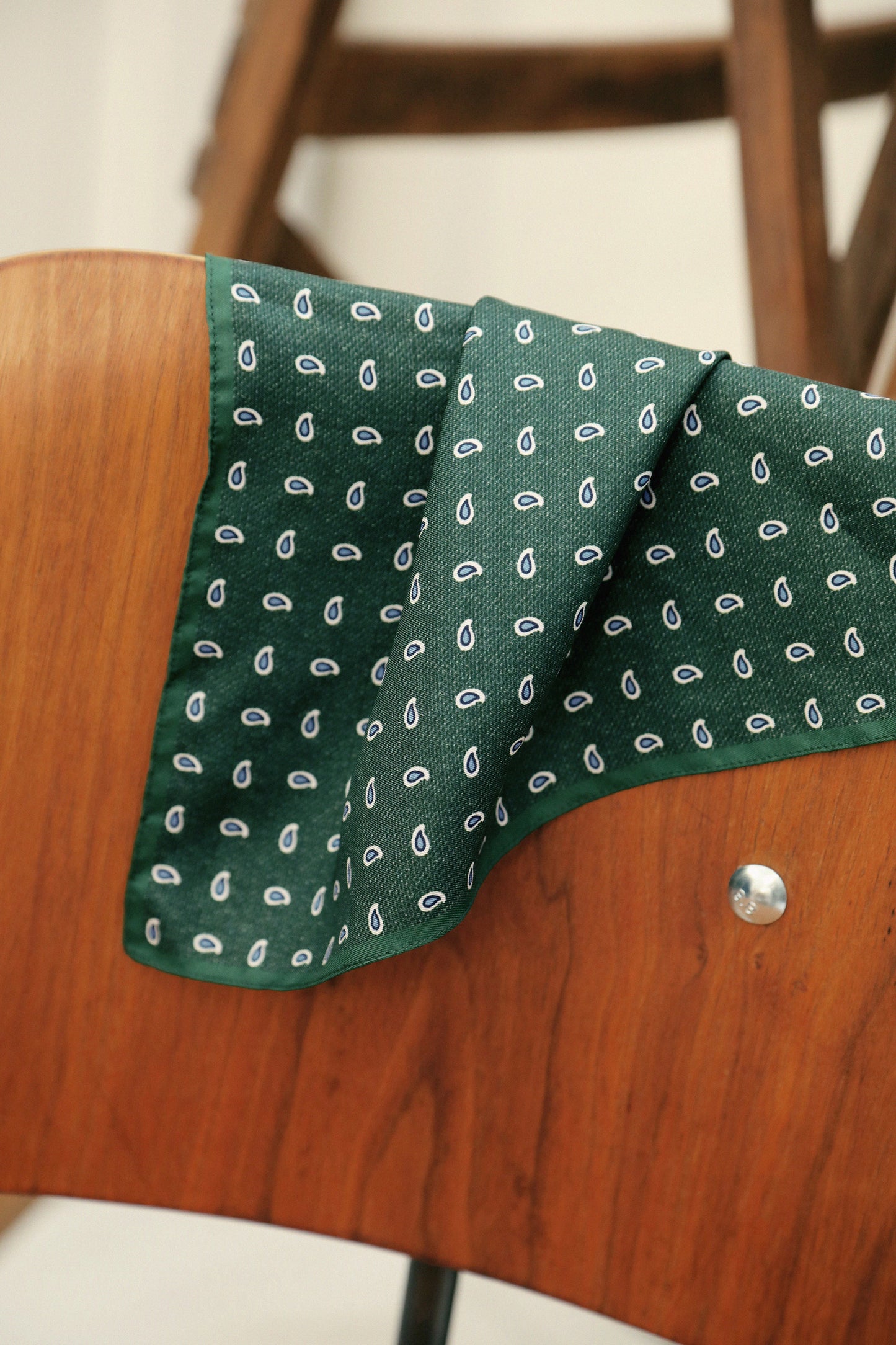 Pochette Marvin Vert –  Pochette pour costume 100% soie vert à motifs fleurs – gros plan